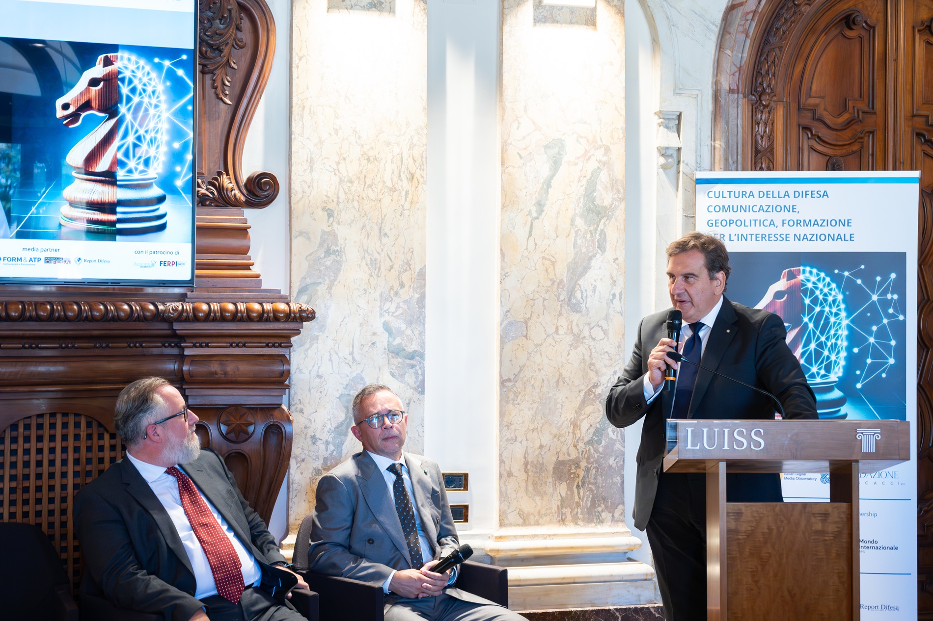 Intervento al podio durante la sessione plenaria